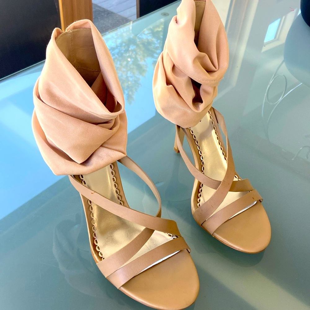 BEBE elegant high heel shoes. Super cute
